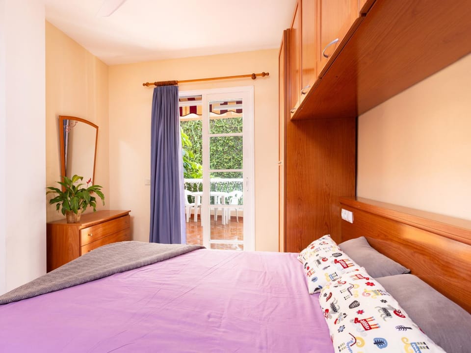 Bed, Bedroom, Garden view, wardrobe