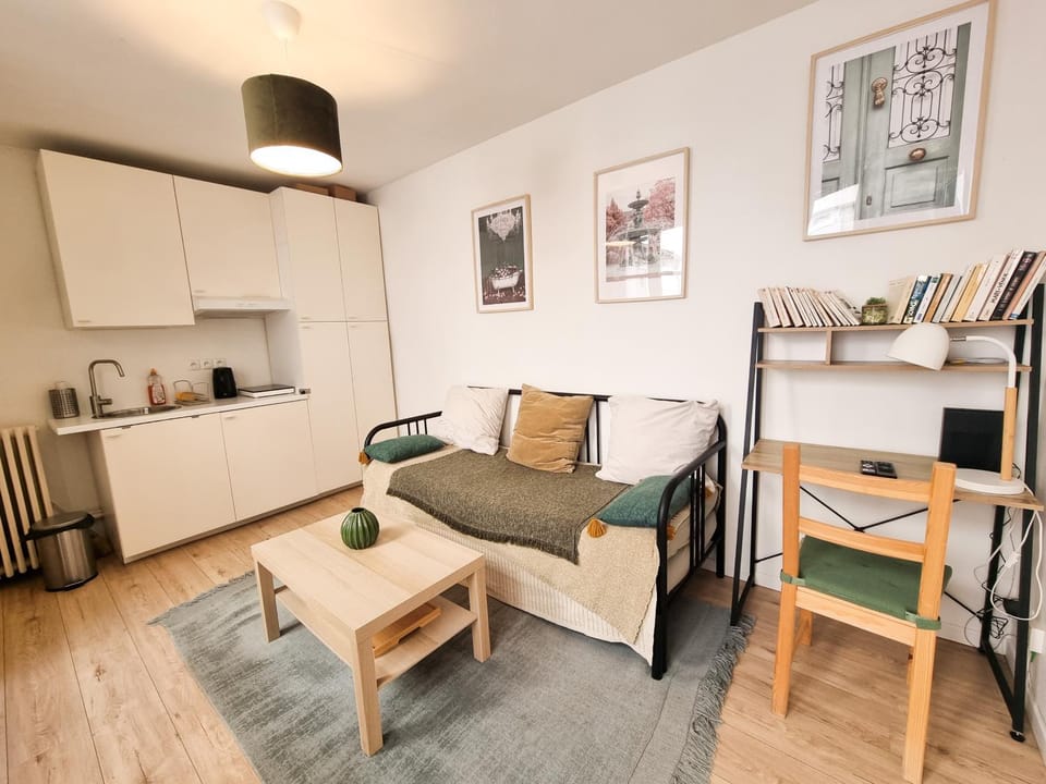 Coffee/tea facilities, Living room, Seating area, Dining area