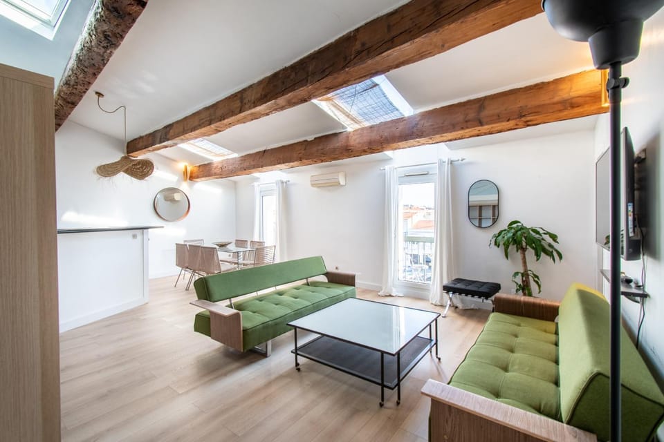 Communal lounge/ TV room, TV and multimedia, Living room, Seating area, air conditioner