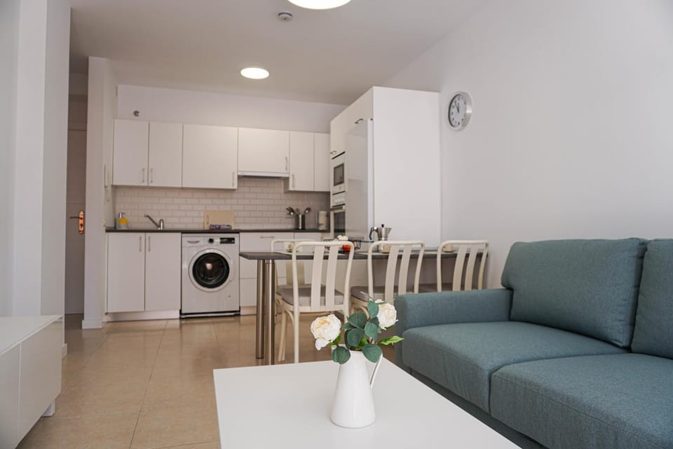 Kitchen or kitchenette, Living room, Dining area, minibar, pet friendly, stove, washing machine