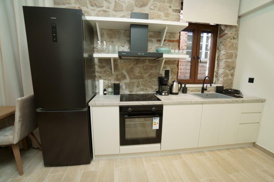 Kitchen or kitchenette, pet friendly, stove