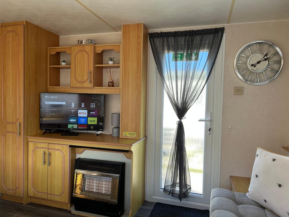 Baileys Caravan Hire - Sealands Plot 26 - Dog friendly Campground/ 
RV Resort in Ingoldmells