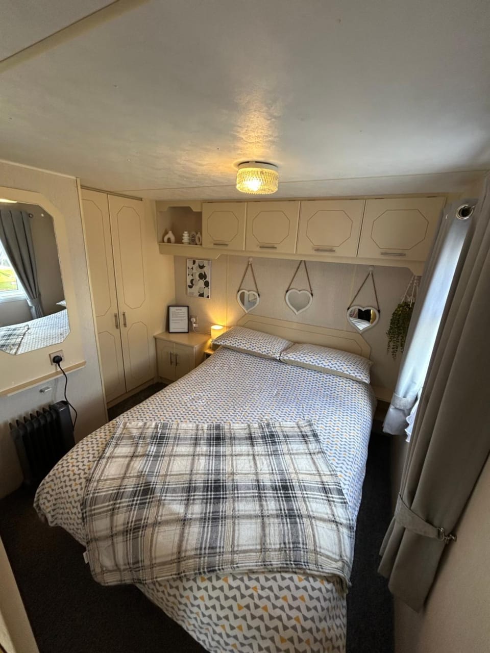 Baileys Caravan Hire - Sealands Plot 26 - Dog friendly Campground/ 
RV Resort in Ingoldmells
