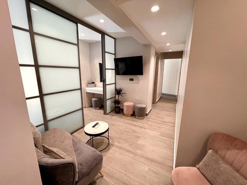Bed, TV and multimedia, Living room, Photo of the whole room, Seating area, Bedroom