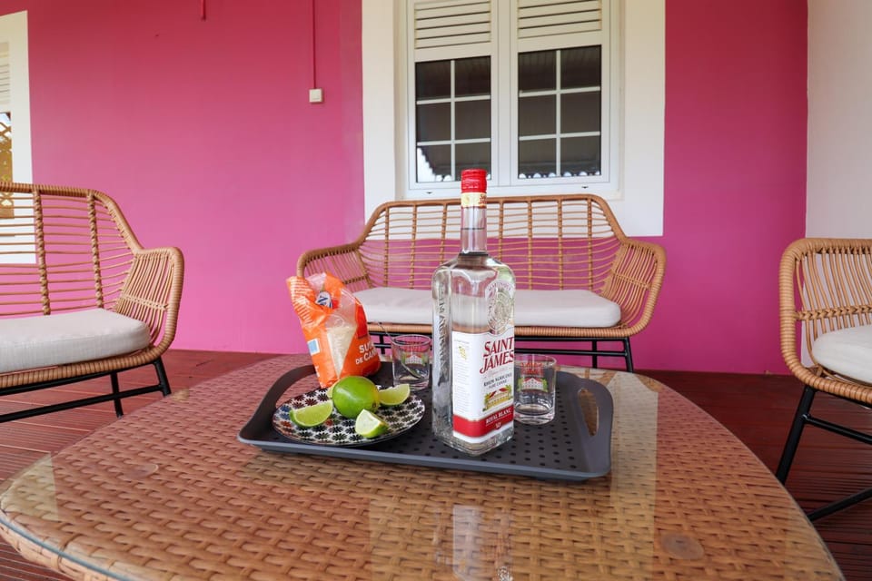 Living room, Food and drinks