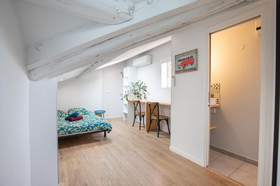 Photo of the whole room, Bedroom