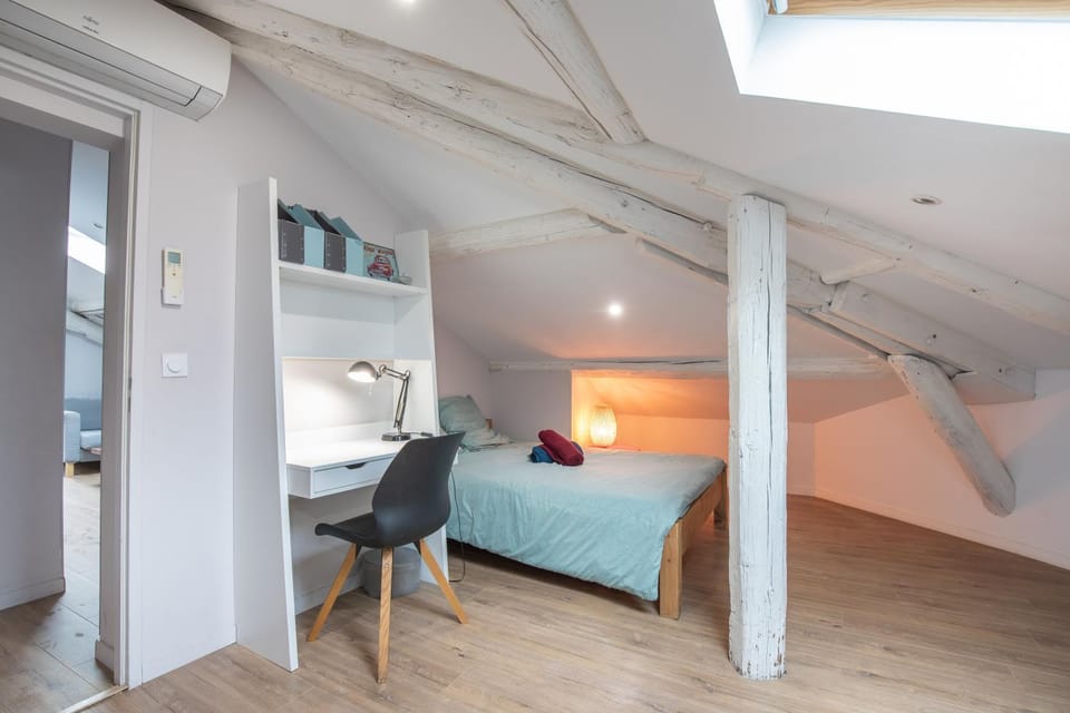 Photo of the whole room, Bedroom