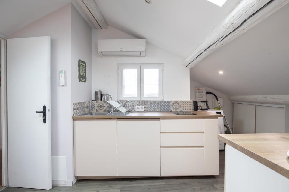 Kitchen or kitchenette, minibar, stove