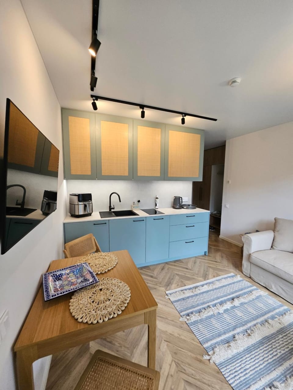 Kitchen or kitchenette, Dining area