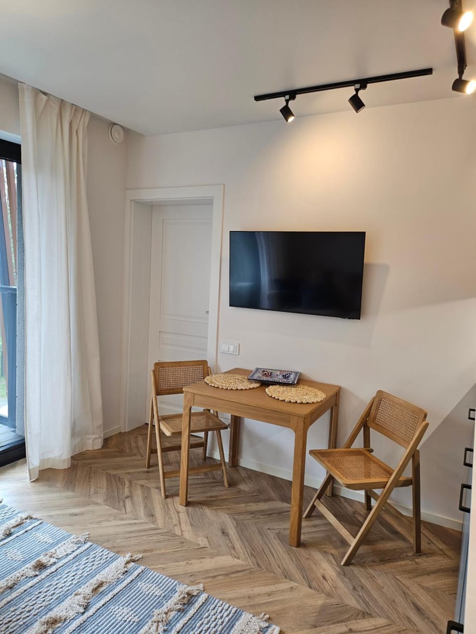 TV and multimedia, Seating area, Dining area