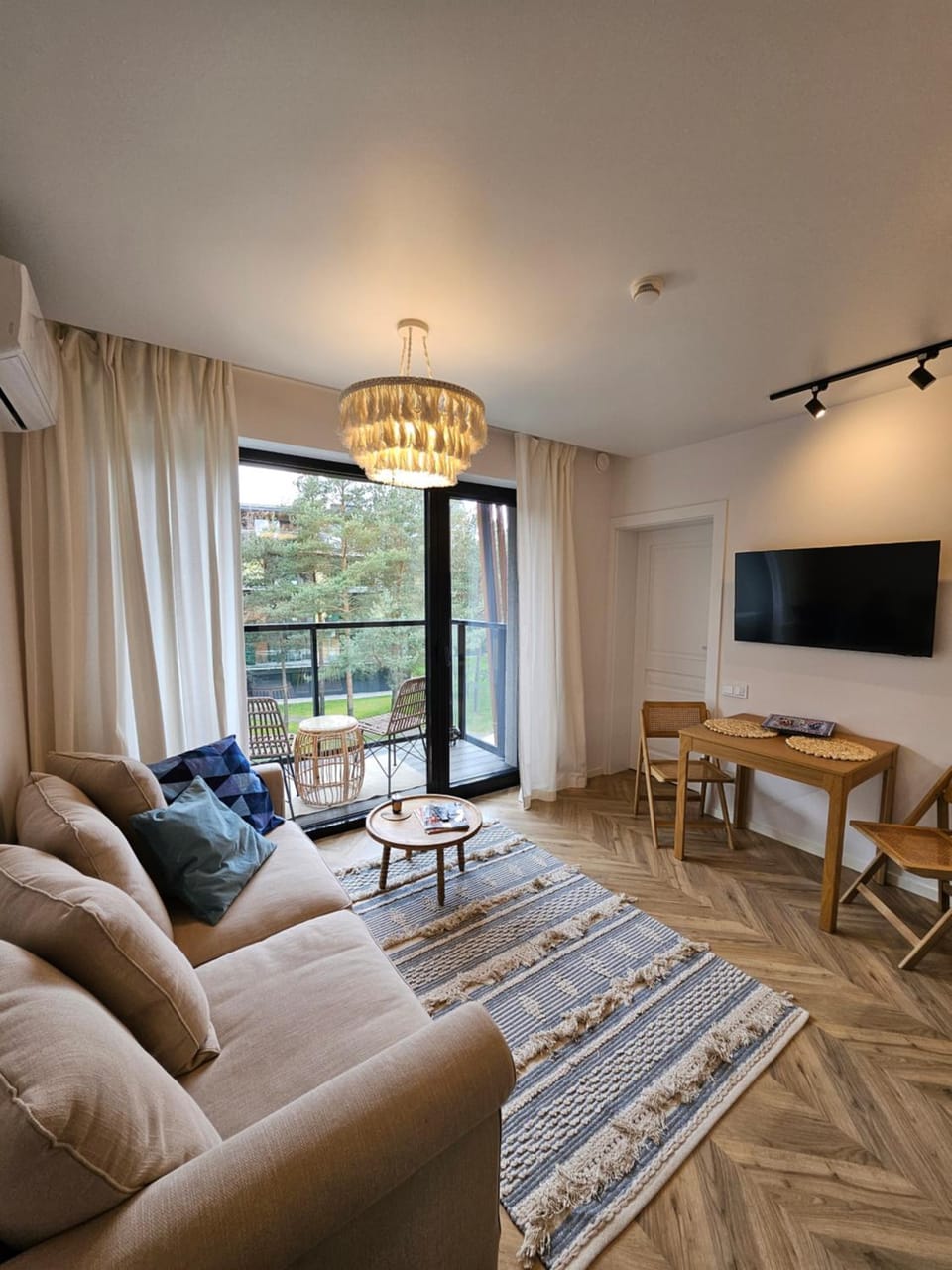 Communal lounge/ TV room, Living room, Seating area, Evening entertainment