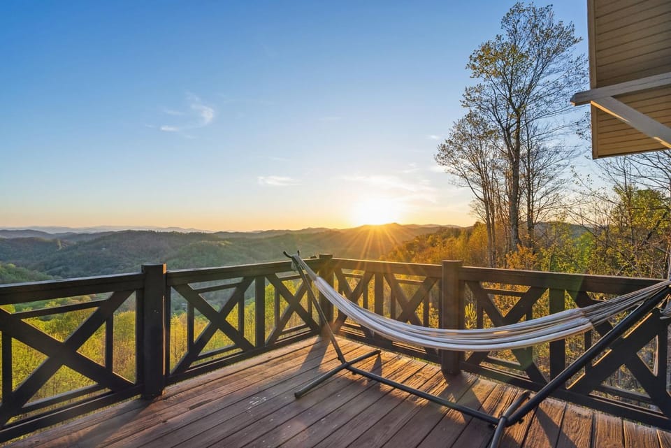 Panoramic Mtn Views HotTub Fire Pit Near Asheville House in Tennessee