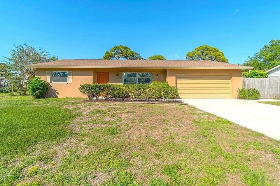 PET FRIENDLY 3-bedroom house, minutes from Beach House in Venice Gardens