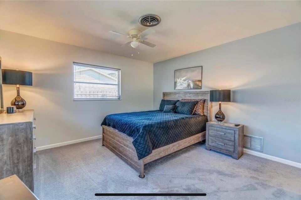 PET FRIENDLY 3-bedroom house, minutes from Beach House in Venice Gardens