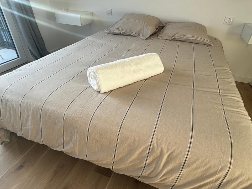 Bed, Bedroom, towels