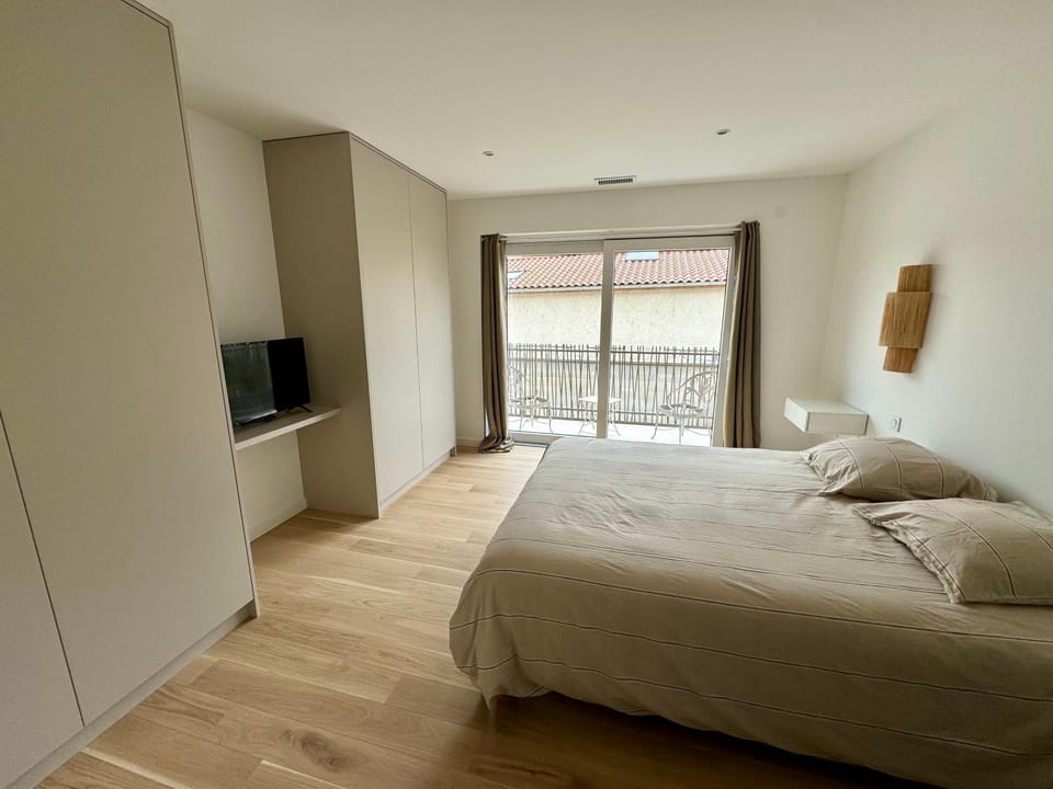 Bed, TV and multimedia, Photo of the whole room