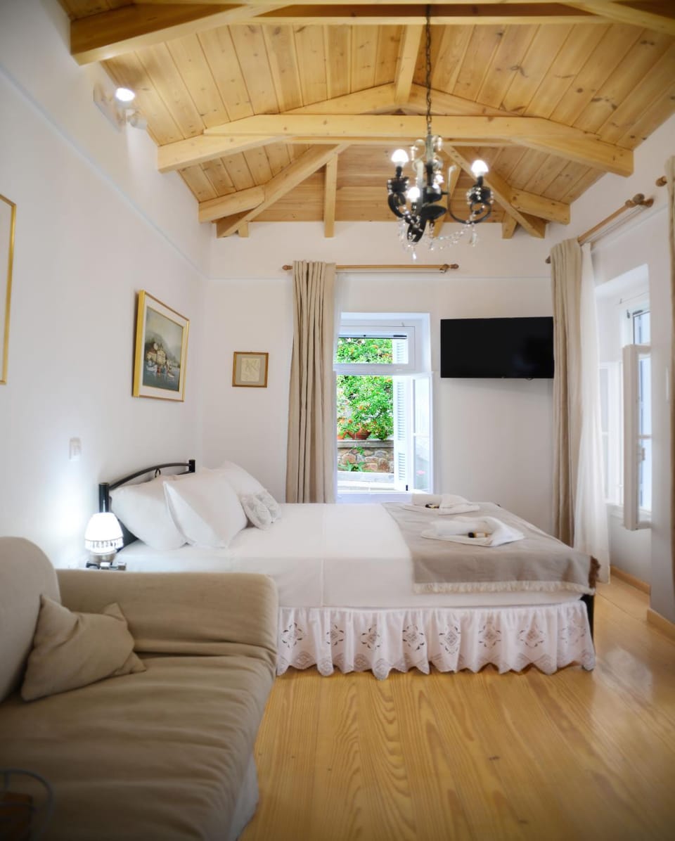 Bed, TV and multimedia, Bedroom