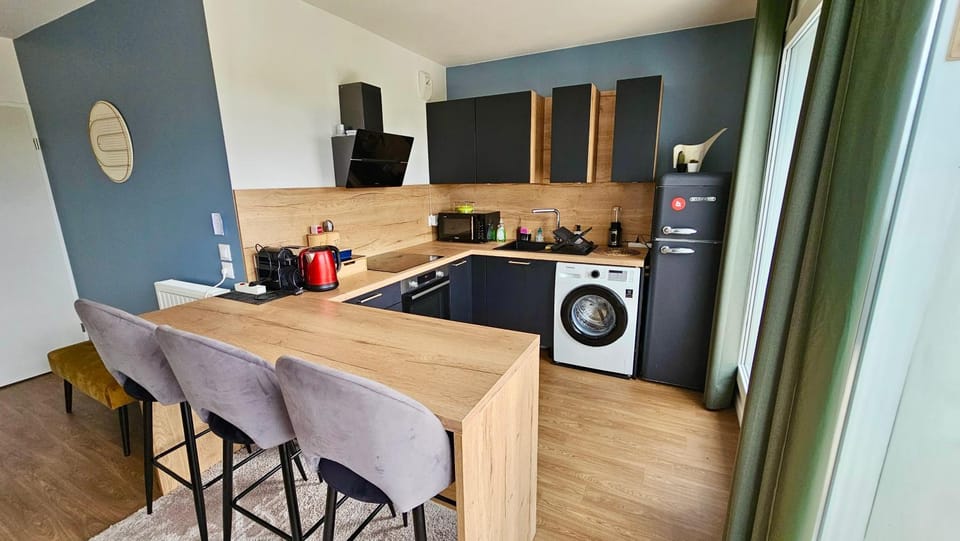 Coffee/tea facilities, Kitchen or kitchenette, Dining area, oven, stove, toaster, washing machine