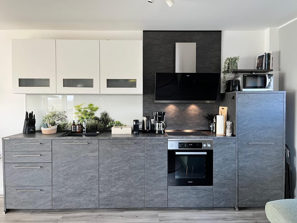 Coffee/tea facilities, Kitchen or kitchenette, oven, stove, toaster