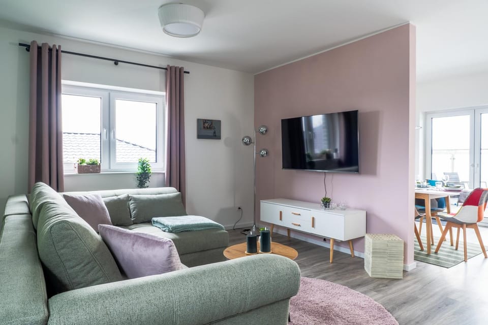 Communal lounge/ TV room, TV and multimedia, Living room, Seating area, Dining area, Evening entertainment
