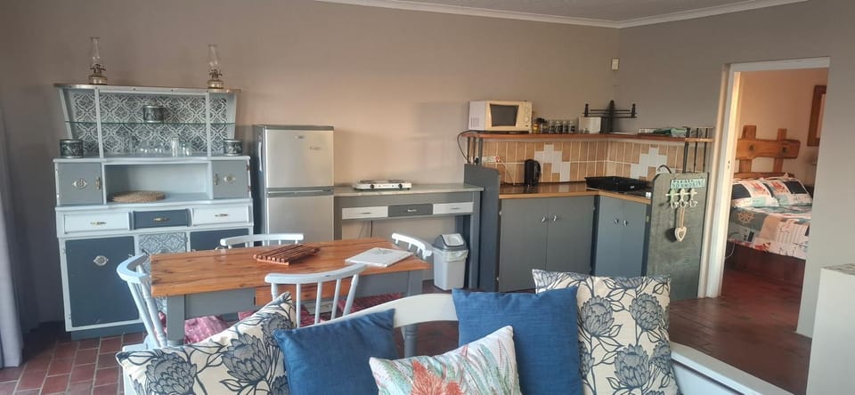 Coffee/tea facilities, Kitchen or kitchenette, Dining area, dishwasher, stove, toaster