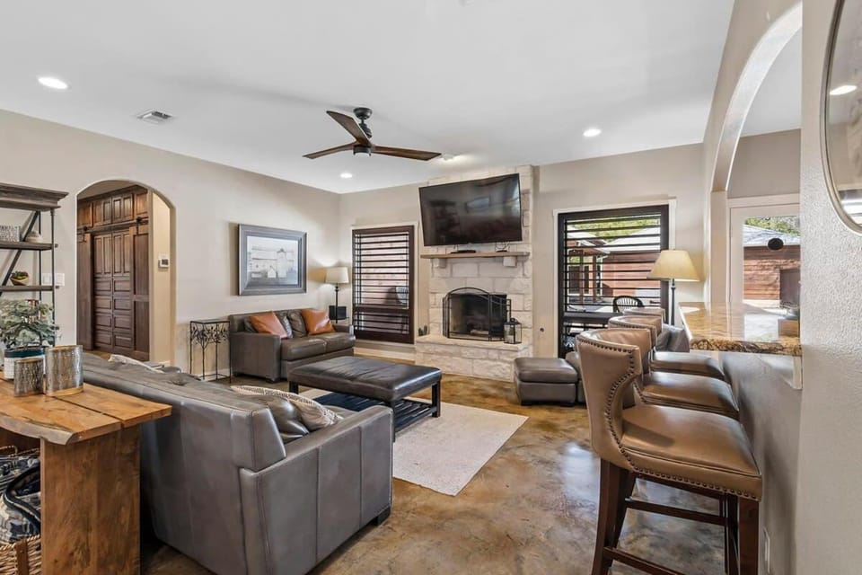 4 Bedroom Close to Downtown Hot Tub-Pool House in Fredericksburg