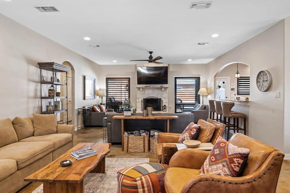 4 Bedroom Close to Downtown Hot Tub-Pool House in Fredericksburg