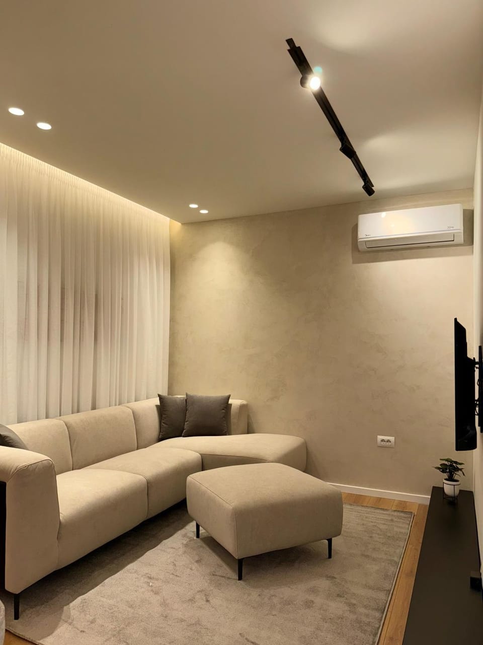 Communal lounge/ TV room, TV and multimedia, Living room, Seating area, Evening entertainment, air conditioner