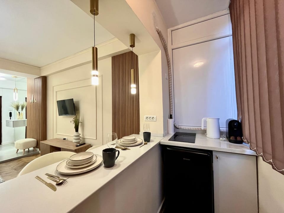 Coffee/tea facilities, Kitchen or kitchenette, stove