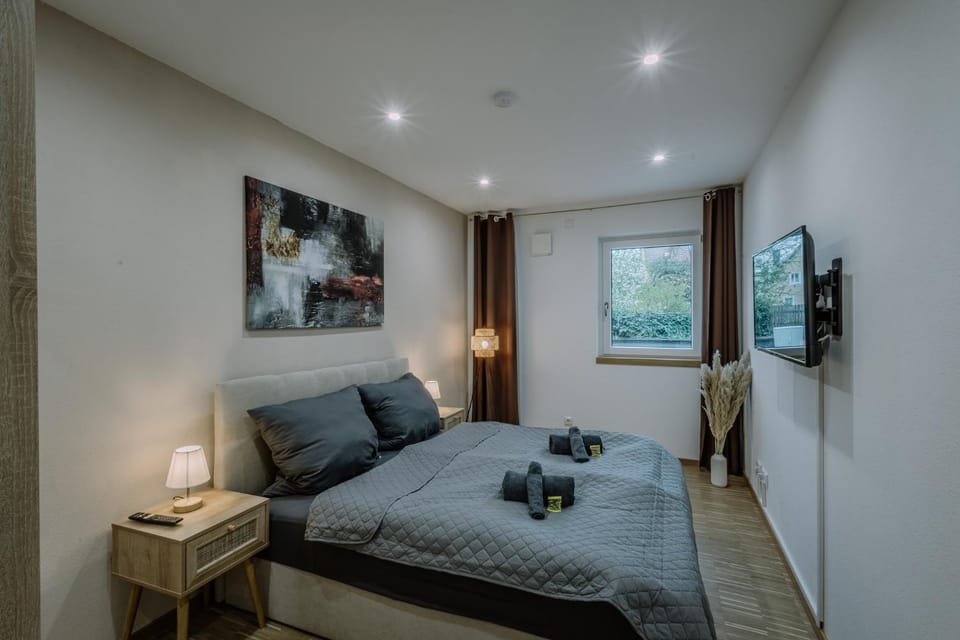 Bed, TV and multimedia, Photo of the whole room, Bedroom, towels