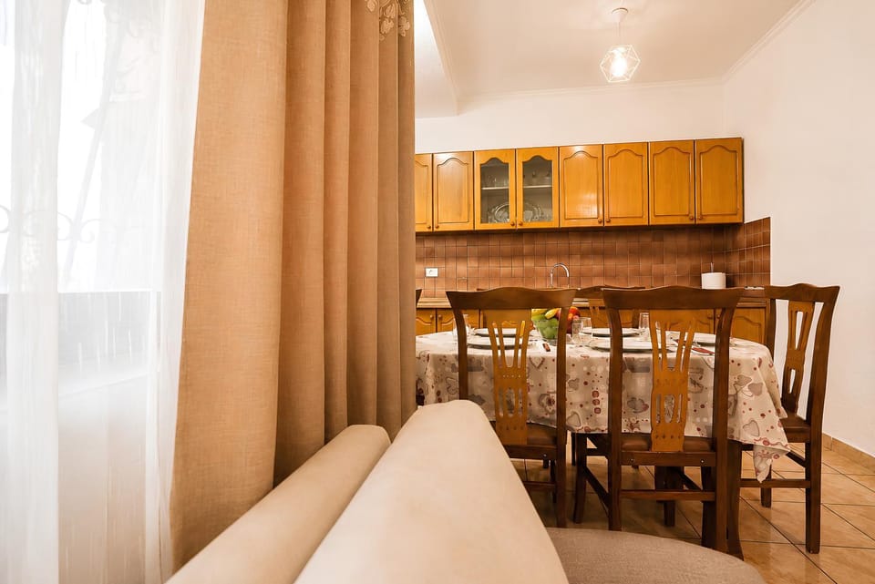 Kitchen or kitchenette, Living room, Seating area, Dining area