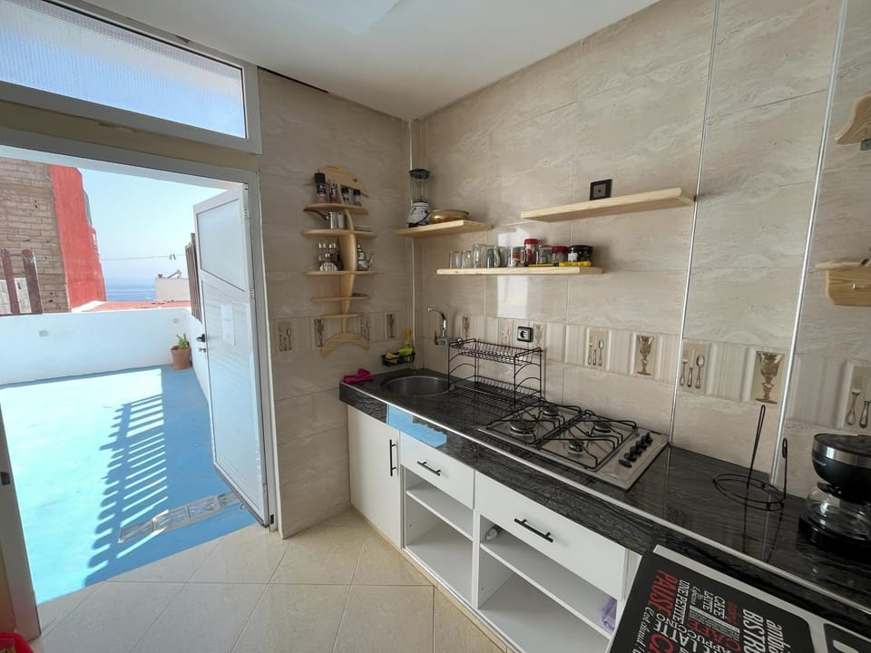 Kitchen or kitchenette, minibar, stove, toaster, wardrobe