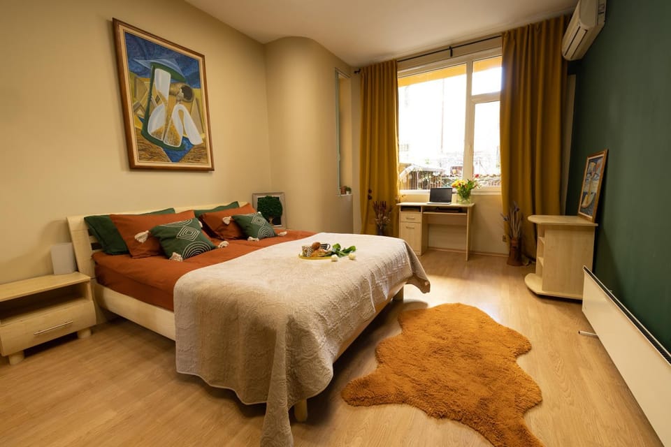 Bed, TV and multimedia, Photo of the whole room, Seating area, Bedroom