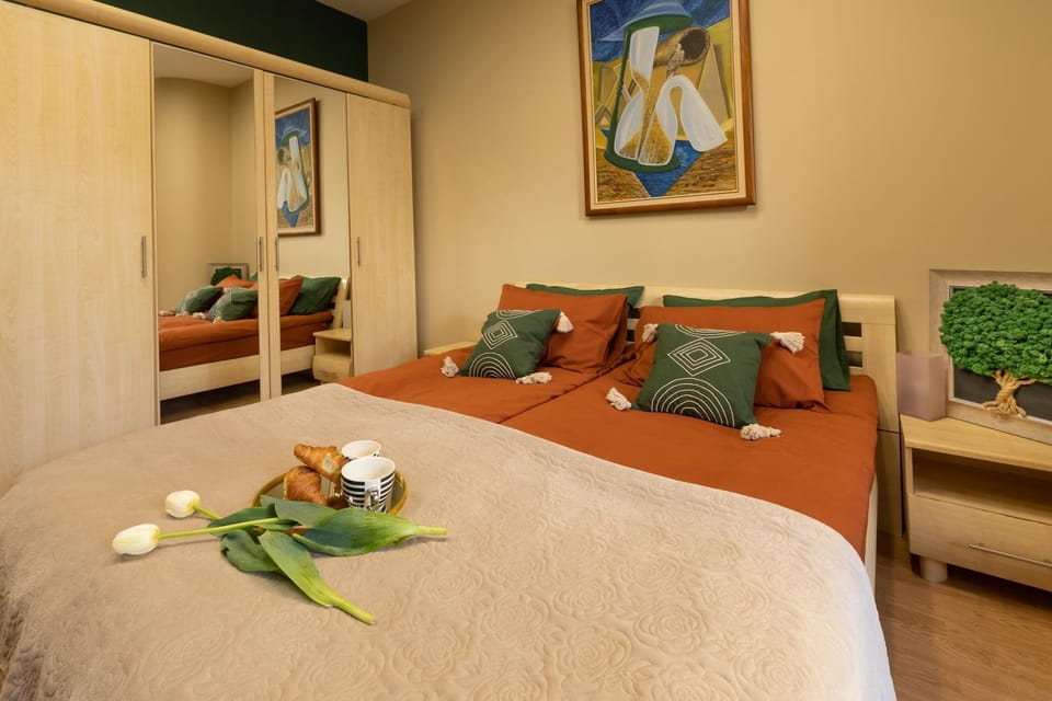 Bed, Photo of the whole room, Seating area, Bedroom