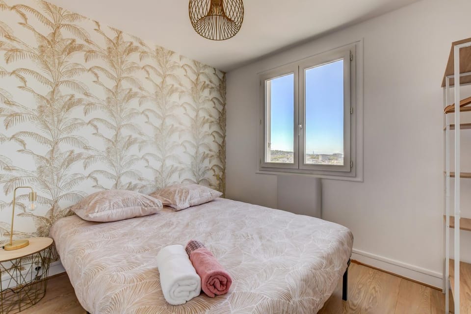 Bed, Photo of the whole room, Bedroom, towels