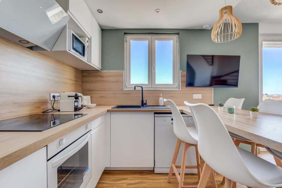 Kitchen or kitchenette, Dining area, dishwasher, minibar, pet friendly, stove, toaster