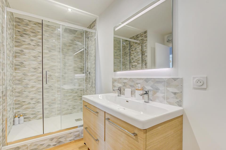 Shower, Bathroom, towels