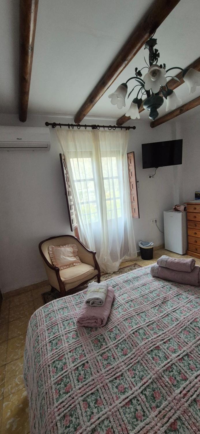 Bed, TV and multimedia, Bedroom, towels
