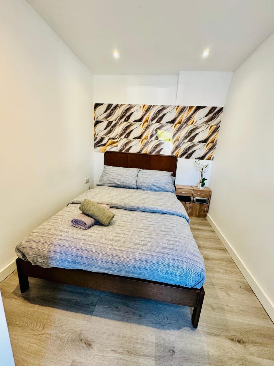 Enjoy the comfort at private room en-suite with free Parking - near Luton airport Apartment in Luton