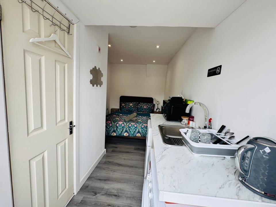 Enjoy the comfort at private room en-suite with free Parking - near Luton airport Apartment in Luton