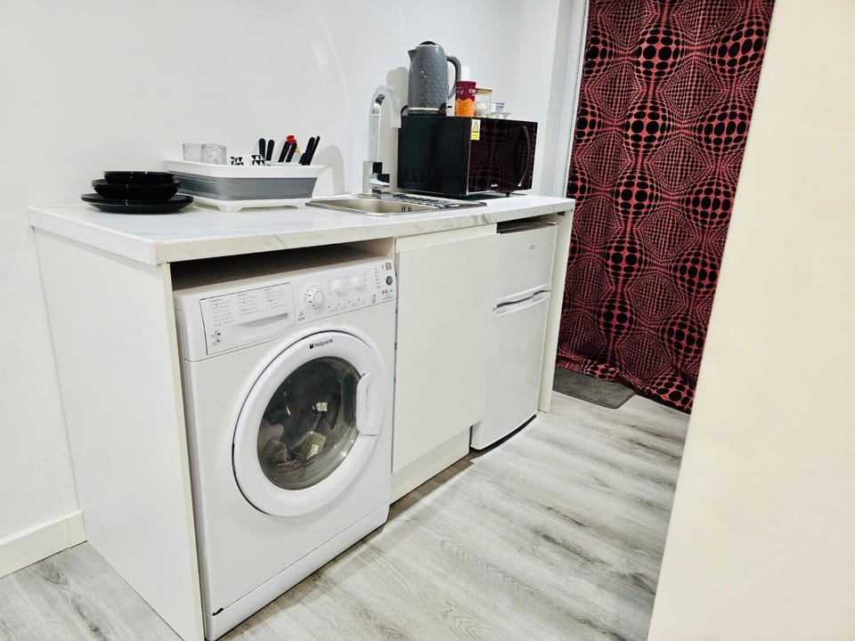 Enjoy the comfort at private room en-suite with free Parking - near Luton airport Apartment in Luton