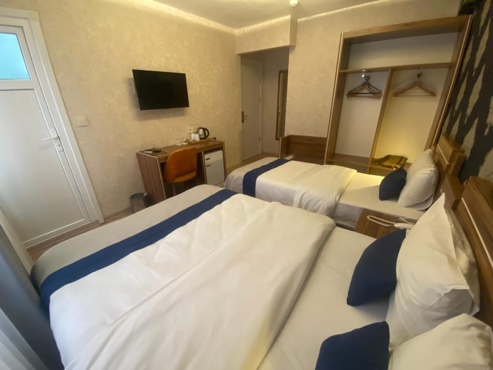 Bed, TV and multimedia, Photo of the whole room, Bedroom