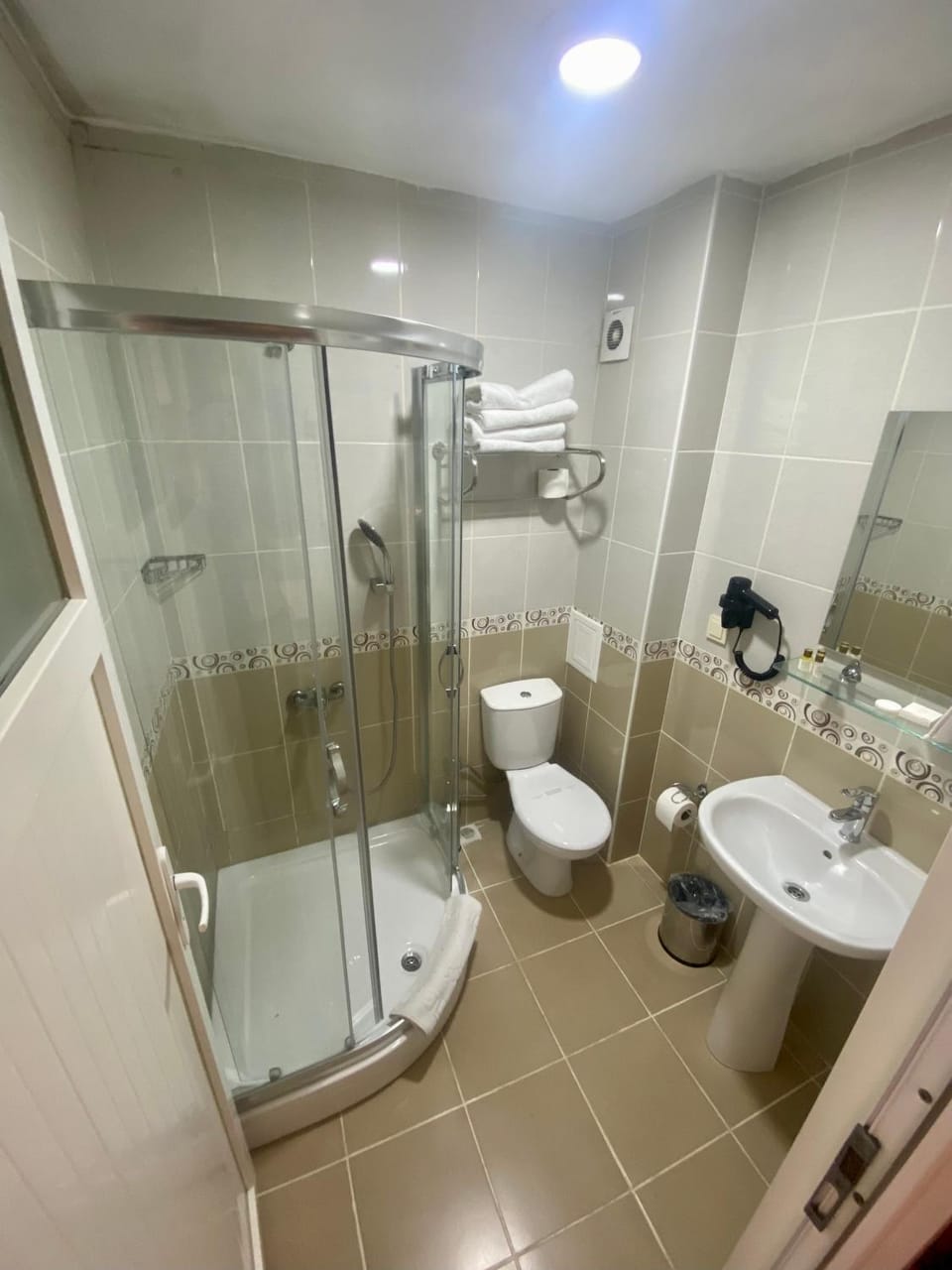 Shower, Toilet, Bathroom, towels