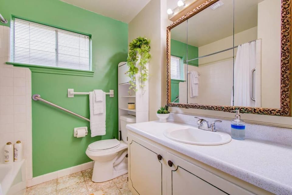 Vibrant Hub: Central Location - Golf Stadiums House in Houston