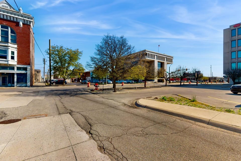 Downtown Delight with Patio! 1 Mi to Ball State Apartment in Muncie
