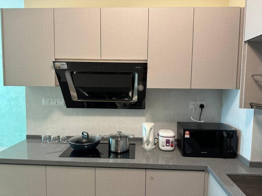 Kitchen or kitchenette, minibar, stove