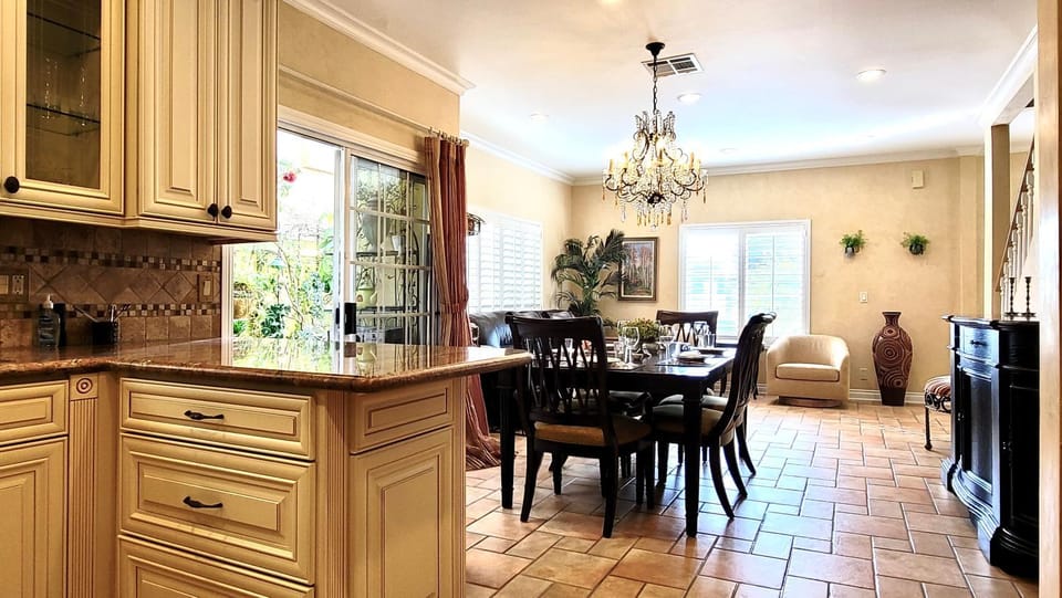 Dining area, kitchen