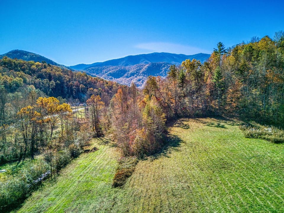 Nightingales Bungalow- Pickleball Court, Creek, WIFI, Mountain Views, Starting at 79" House in Jenkins Mill