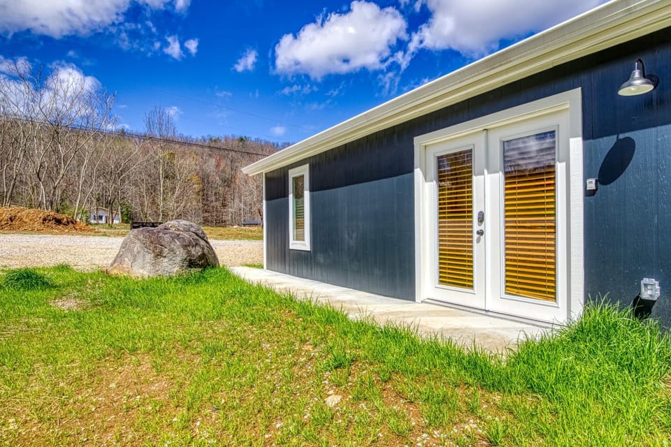 Kerri's Cottage-Pickleball Court, Creek, WIFI, Mountain Views, No Cleaning Fee House in Jenkins Mill