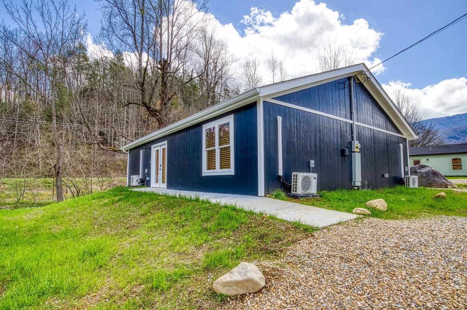 Kitt's Cottage, Pickleball Court, Creek, WIFI, Mountain Views, Starting at 79" House in Jenkins Mill